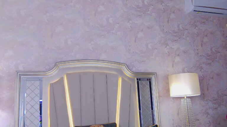 Issadorra's Streamate show and profile